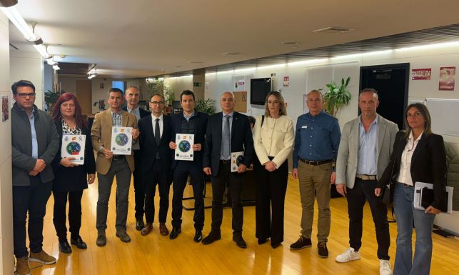 Representantes de la Plataforma de guardias civiles y policías por una jubilación digna y la plena equiparación salarial reunidos en el Congreso.