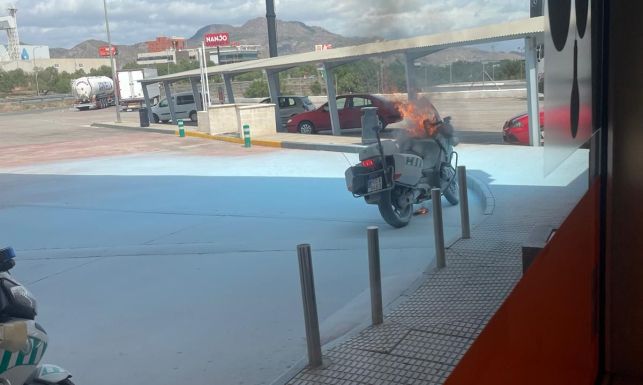 Motocicleta de la Guardia Civil ardiendo tras un reportaje en Lorca.