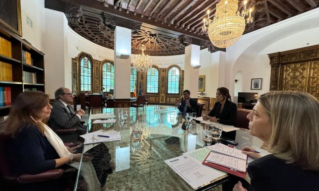 Reunión AUGC y Defensor del Pueblo. Juan Fernández y Olaya Salardón (miembros de AUGC) junto a Ángel Gabilondo, Isabel Aymerich y Teresa Siso.