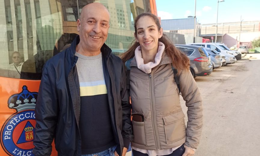 Rachid junto a Dina, afiliada de AUGC en el municipio de Alfafar.