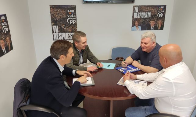 Reunión mantenida con Diputados PP en el Congreso y AUGC Badajoz. Diputados nacionales D. Antonio Cavacasillas y D. Alfonso Macías junto con Braulio Calvo y Serviliano Valencia (AUGC)