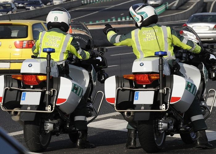 AUGC Guardia Civil 🇪🇸 on X: Tener que sujetar el techo del coche oficial  con chinchetas, un vehículo con 361.445 kms. #RevisaElCoche #AUGC   / X