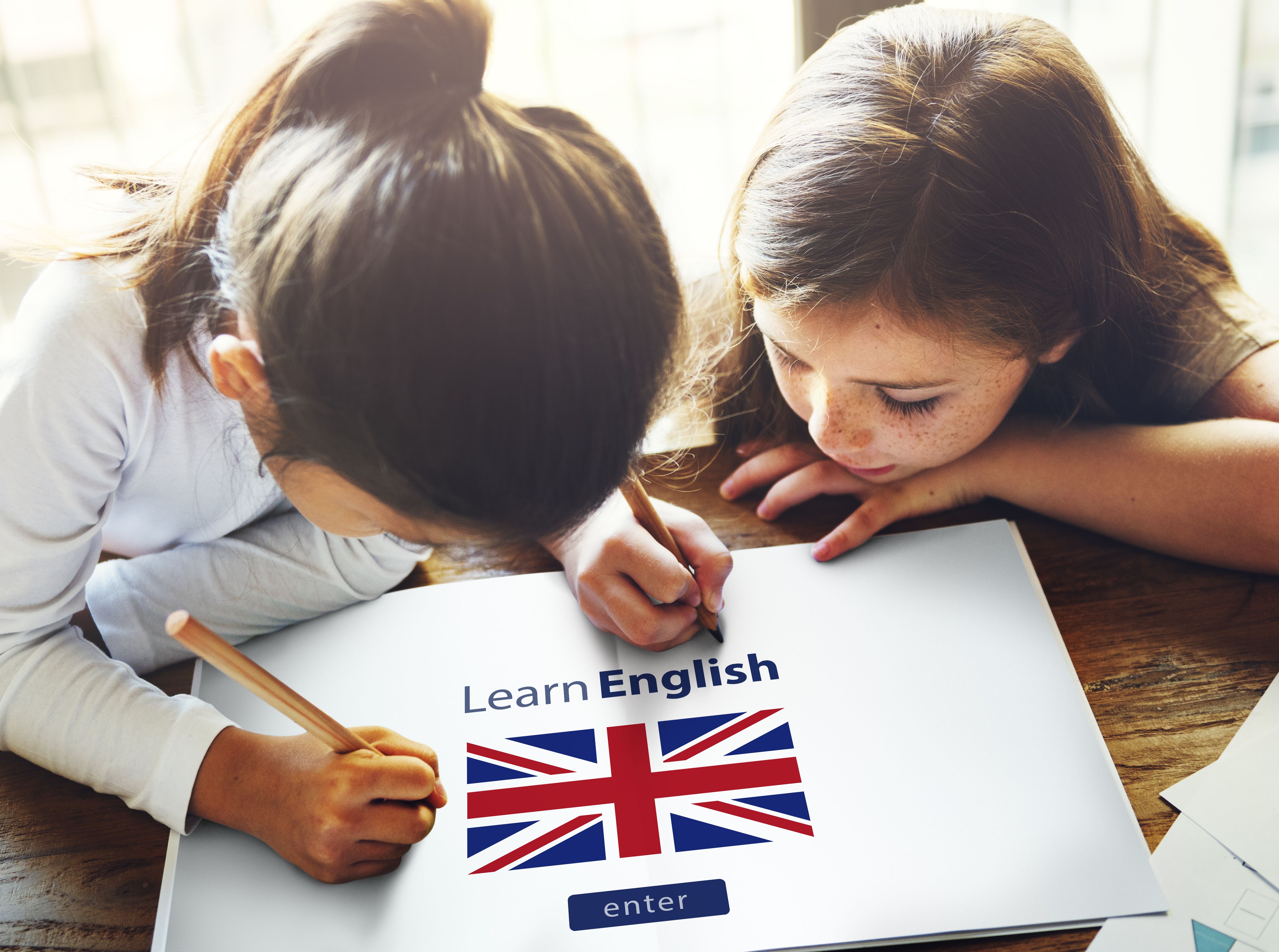 English for children. Дети учат английский с иностранцем. Девочка на английском. Дети изучают языки. Как учить язык с ребенком.